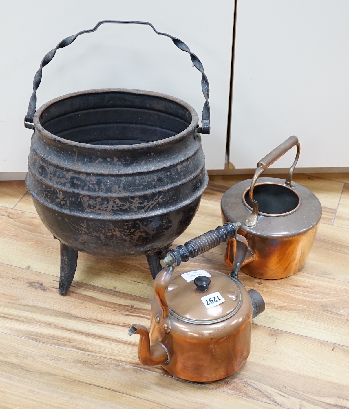 An iron cauldron, a toasting iron, a brass coal bucket and two copper kettles, cauldron 33cm high (5)